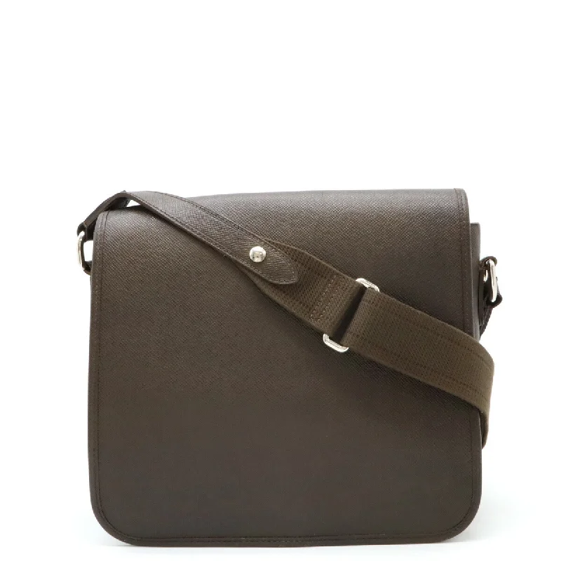 Unbeatable Deals Louis Vuitton Taiga Andrei Leather Messenger Bag Stylish Bags At Unbeatable Prices